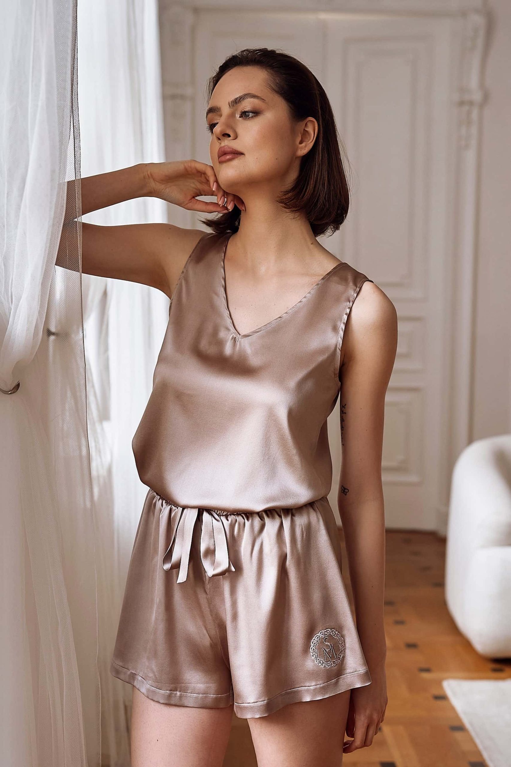jedwabne-pizamy-damskie-268sck.jpg Jedwabna piżama damska SILK MOON taupe top i szorty z jedwabiu naturalnegodo spania - obrazek 1