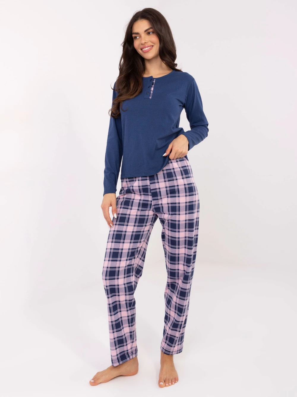 pizama-damska-komplet-135bas.webp Piżama damska w kolorze granatowym komplet bluzka + spodnie KRATECZKA MALOMA sklep z odzieżą damską, bluzki, t shirty, bluzy, duże rozmiary, plus size - obrazek 1