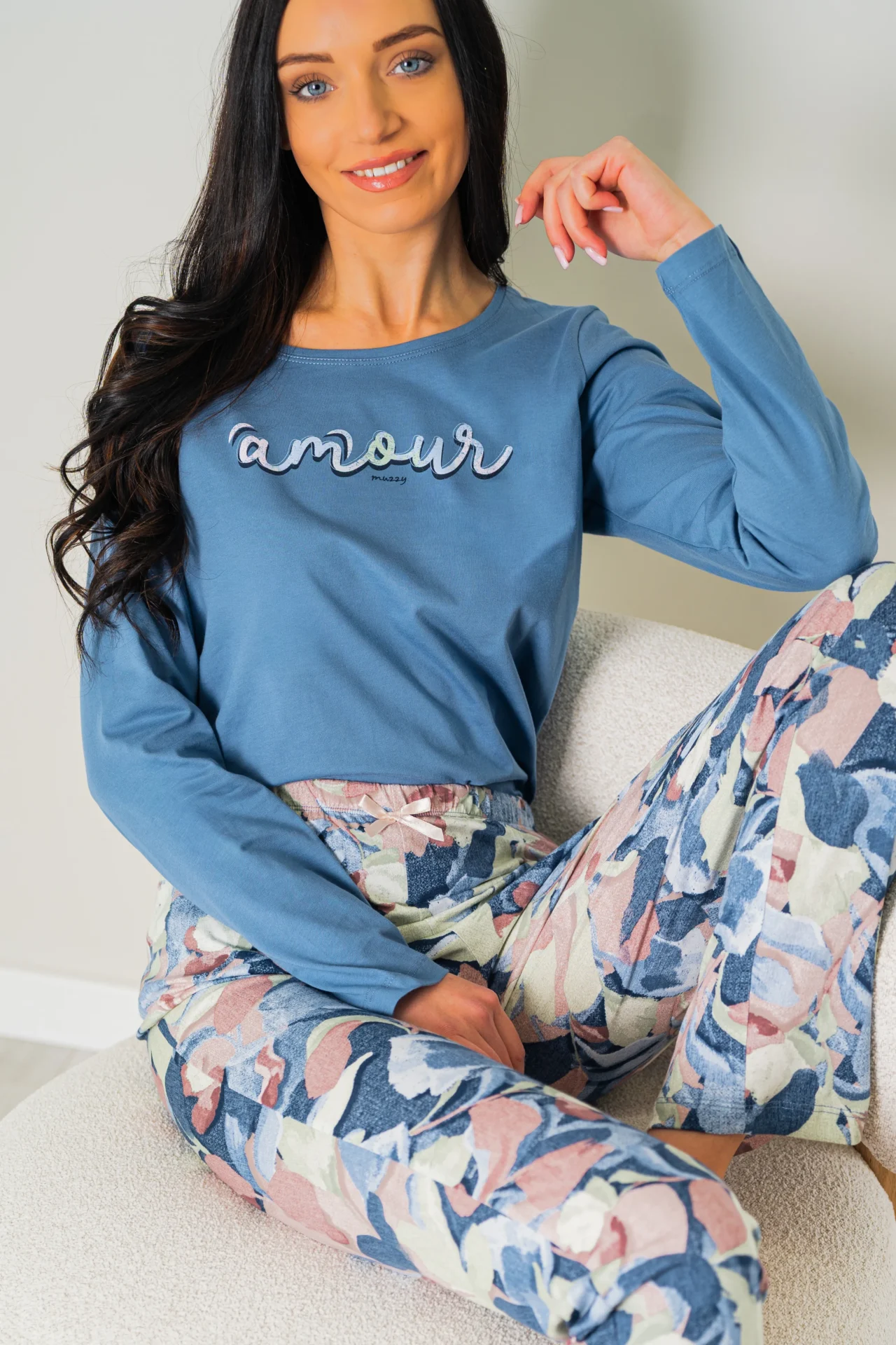 pizama-dlugi-rekaw-059ywy.webp Piżama damska JEANS BLUE FLOWER długi rękaw i długie spodnie PLUS SIZE Muzzy - obrazek 1