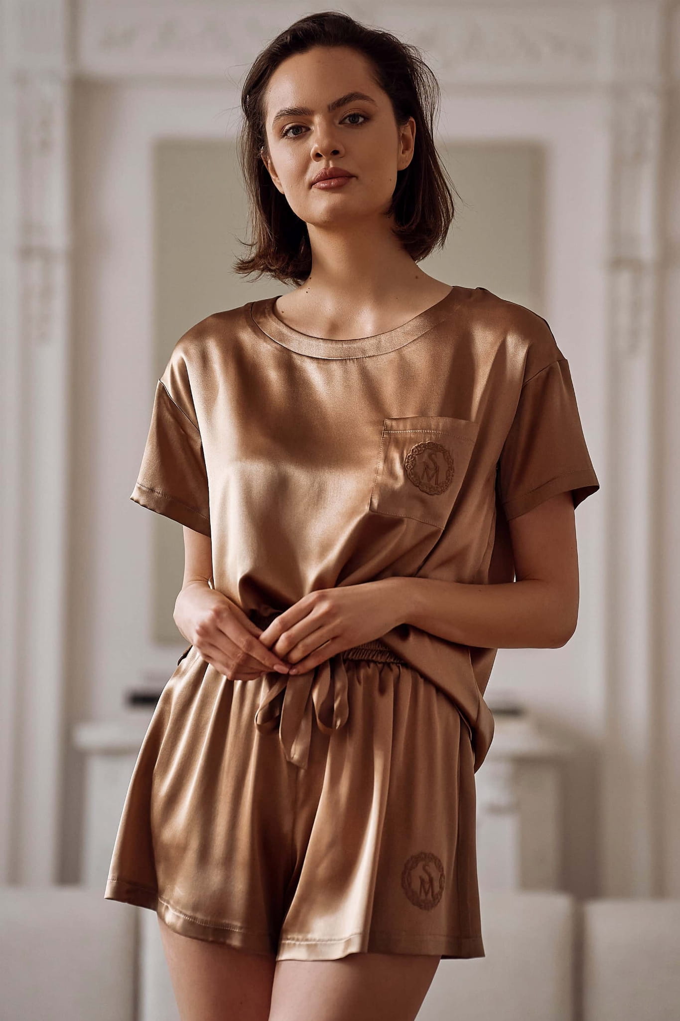 pizama-z-jedwabiu-naturalnego-431ggi.jpg Jedwabna piżama damska SILK MOON złoty beż t shirt oversize i spodenki jedwabne do spania - obrazek 1