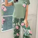 SHEIN Piżama damska z krótkim rękawem i spodniami capri w swobodnym kwiatowym wzorze z kontrastowymi kieszeniami. Zestaw piżamowy z krótkim rękawem i ...